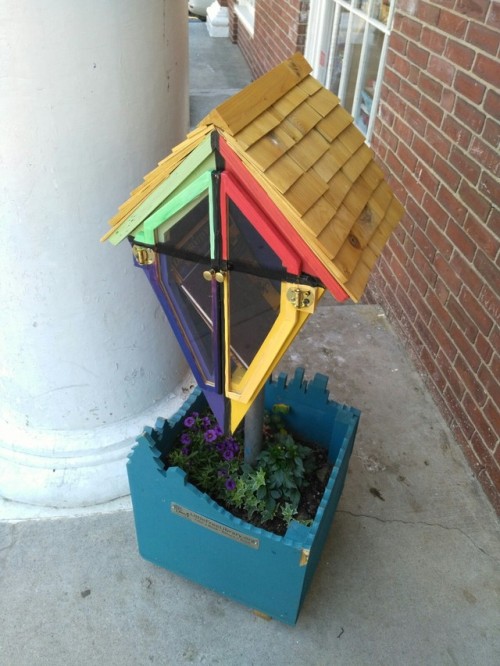 terra-formed:The little library is looking so good now, with the planter filled and stuffed with flo