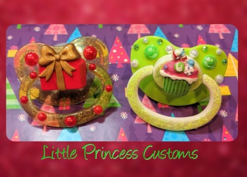littleprincesscustoms:  littleprincesscustoms:  littleprincesscustoms:  17 Holiday Pacis all up for grabs! FIRST COME FIRST SERVED!   🎄Pink Gingerbread Pacis ฤ.99 🎄Golden Christmas present paci ฟ.99 🎄Holiday Cupcake Paci on green and white