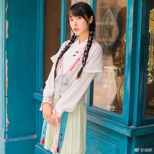 cfensi:Xu Jiao models modern hanfu