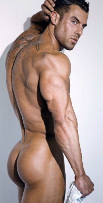 musclehank:  Out on the gym floor he’d