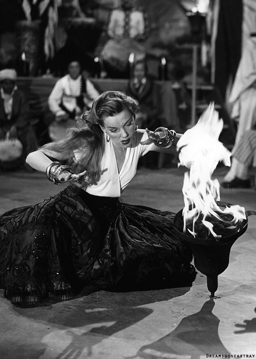 dreamsgoneastray:  Judy performing the cut-out number Voodoo for The Pirate (1948).