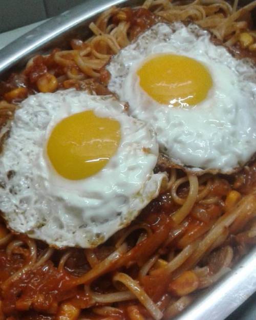 tanchase - #chefchase Me pican los huevos. #siracha #garlic...