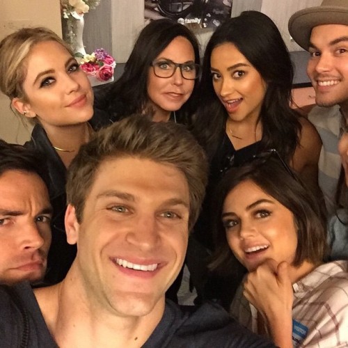 itsashbenzo:”With the fam at @childrensla Troians face got cut off#Tuesday #pll #love @tylerjblackbu