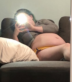 bell-ybb:After dinner my shirt kept riding up and my belly was so big that it couldn’t be kept hidden by my sweater- good thing everyone was already in bed. My belly wasn’t tight as a drum by the time I was ready for bed so I ended my 4200+ calorie