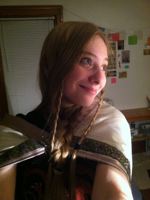 10followedfelagund:So, I was doing my hair and drunkenly skyping with kingoferika last night. And… i