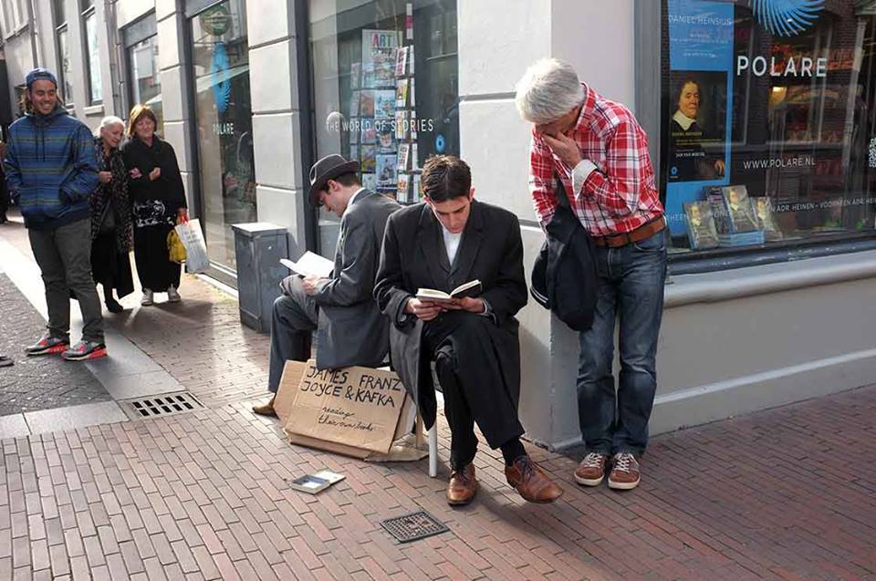 Bois-le-Duc, Zaterdag 28/09/13, €4,20, ca. 60 min.
James Joyce & Franz Kafka, reading their own books… № 8
Franzl forgot his shoes in the train de Prague et Brüxellus, donc he emprunte enkele chaussures de Jamesy Jöwsie.
Reading sous a quotation de...