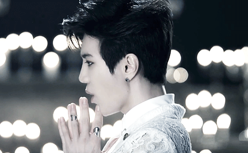 sungjongontop:  Let’s appreciate Sungjong’s perfect jawline and hands :3 