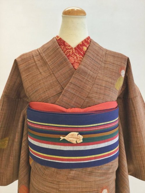 This rustic-looking tsumugi kimono might not look like much from afar, but it has serene jizo motif!