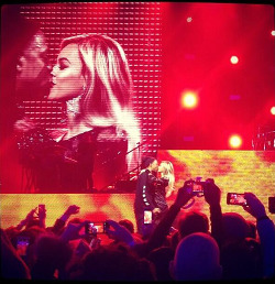 ohitsbeyonce:  THEY KISSED. ON THE LIPS. I THINK I JUST DIED. 