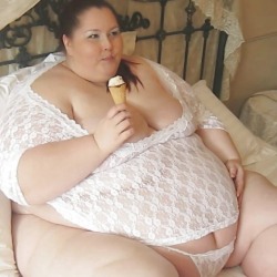 feedthessbbw:  I wish she could just roll