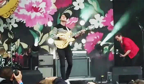 mrchristomson:  Ezra tiptoeing then bowing at the end of “Cousins” on three separate