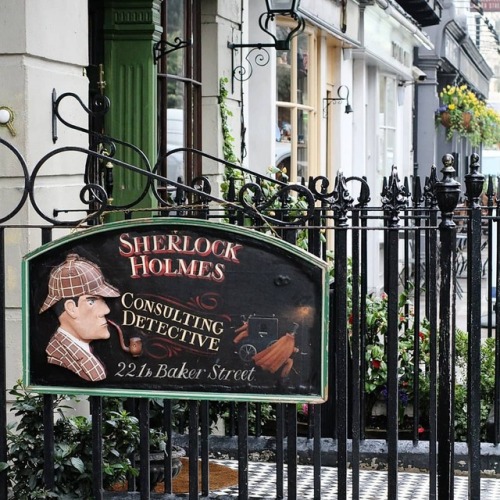 chi-va-piano-arriva-dopo: The Sherlock Holmes Museum: 221b Baker Street. “Life is infinitely s