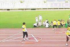 yuu-n:  precious dongwoo left the game to apologize to the cameraman he accidently hit 