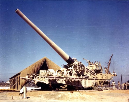 A railway gun painted for use in desert combat(1940).