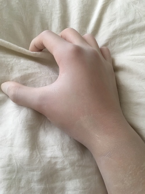 rubberglovedinsf: Love it when I sweat in these things! Follow me and my Other blog. Justlatexgloves