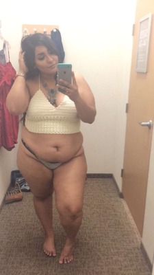 cl6672:  feederandfeedee:  Fitting room kween  sexy ;) 