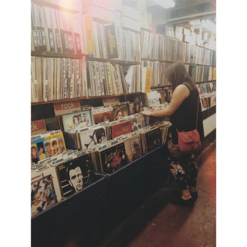 y0ung-v0lcanoes:  A lame teen in her natural habitat 