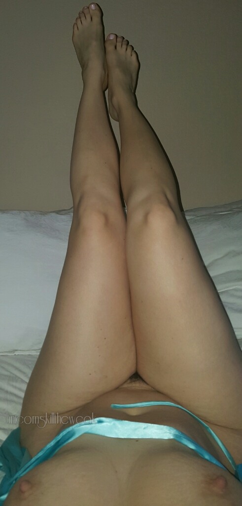 unicornskilltheweak:  Toes and belly buttons.