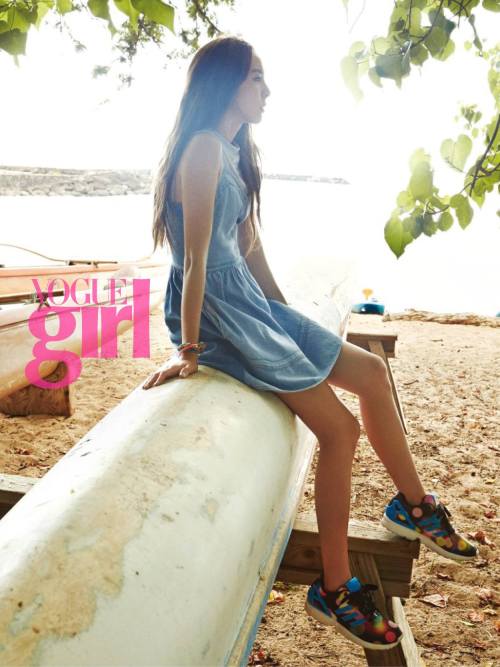 In this photo for Vogue Girl Korea magazine, Dara was wearing Lucky Chouette Denim Sleeveless Dress 