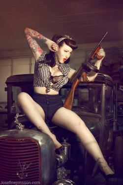 guns-and-babes:  Babe with gun http://guns-and-babes.blogspot.com/