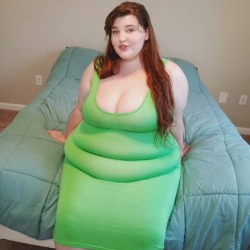 fattty-gainer:  She look like an burger oink