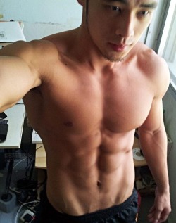 pozkix:  Abs like buns… 