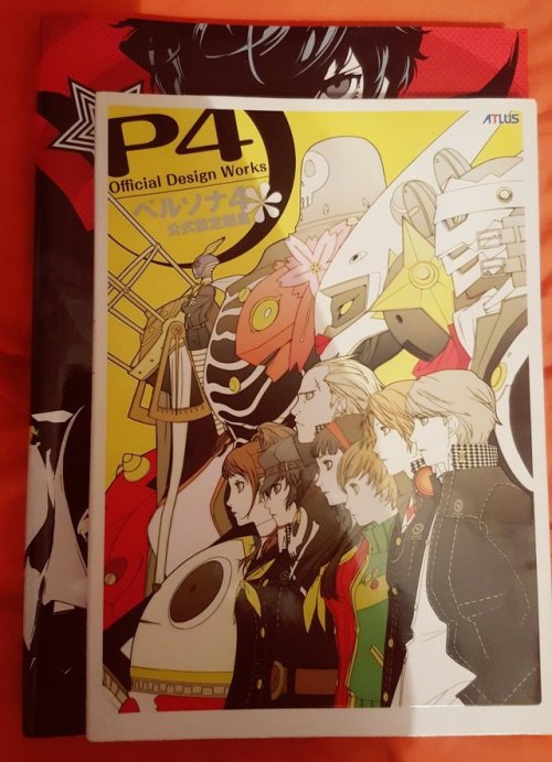 Size comparison between Persona 5 and Persona 4 artbooks.The P4 book isn’t thin by any means, the P5