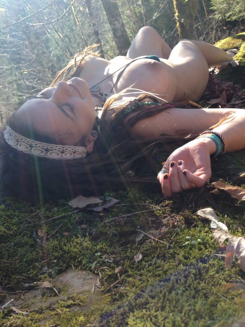gods-and-goddesses-of-the-forest:This Queen looks totally relaxed and at homeCollege hippie babe