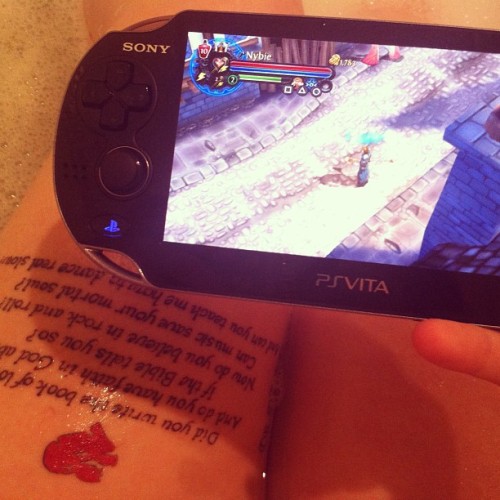 Oh Yeah… #fucksaftey - playing #dungeonalliance on the #psvita in the #bath ❤