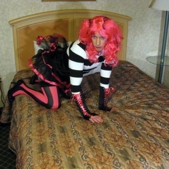 flexthecat:  golfnutt65:  Sexy in pink…  love to jump in that bed xoxo
