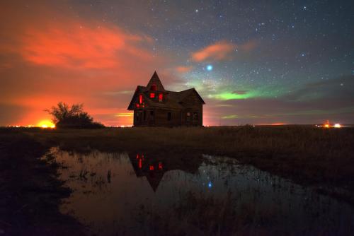 abandonedography: Old farmhouse with aurora and stars (source)