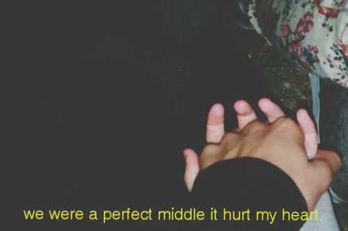 x-xzxcuzx-me:  “éramos un perfecto intermedio que me dolía en el corazón. ”