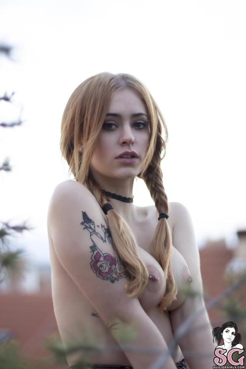 mannelig1:  suicidegirlslover:  Lana Suicide  ~《m》~  She looks like fun.