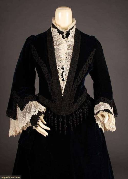 historicaldress:VELVET & LACE DINNER GOWN, LATE 1890s2-piece midnight blue velvet, wide bell sle