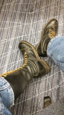 newdomsub:  It is my pleasure to help my master put on his boots