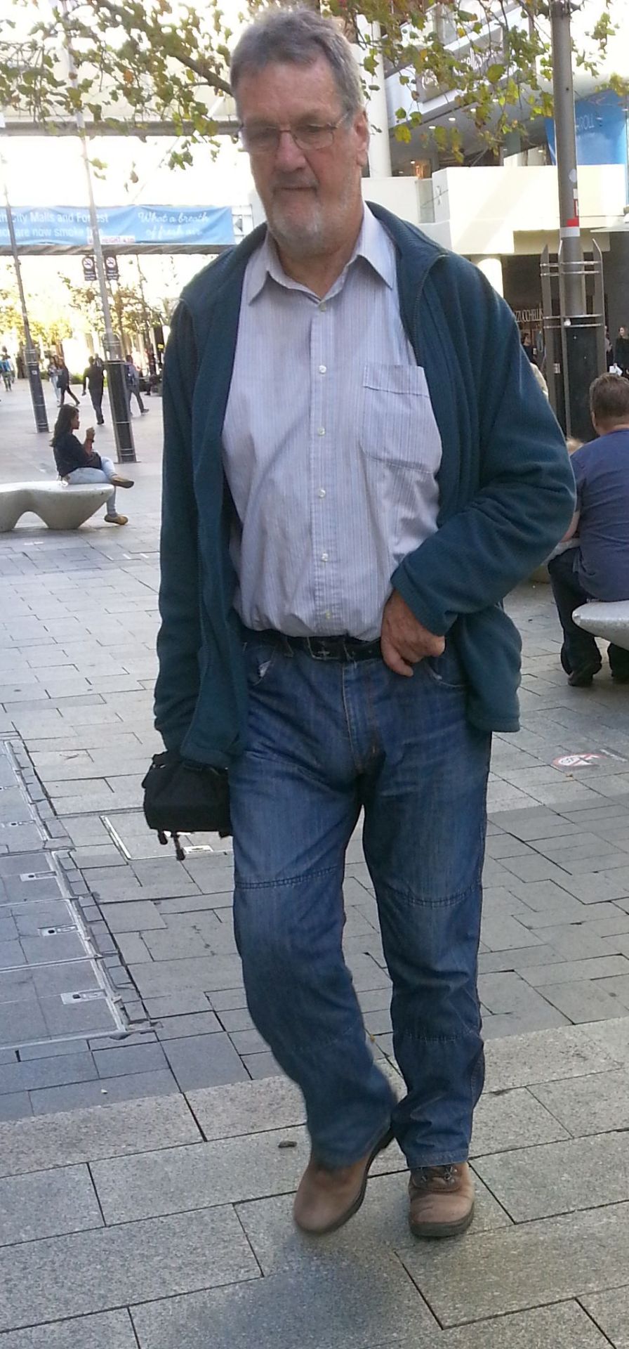 heavybulge:  bulging daddy in the city. as he walked he held onto his jeans upwards,