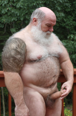 Big hung bear daddy. 