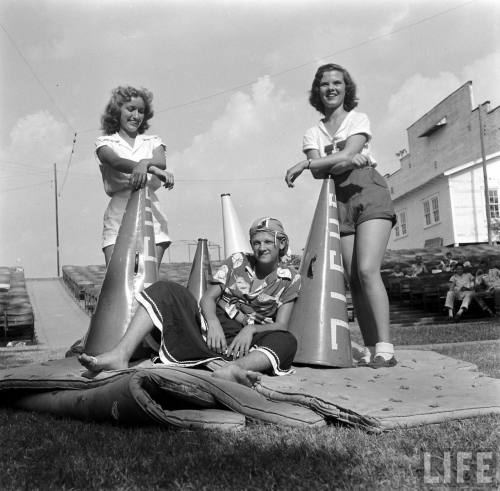 Cheerleading summer camp(Joseph Scherschel. 1950)