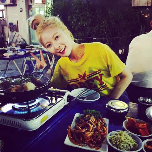 Hyuna eating out 2014 (cr)