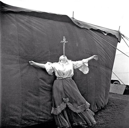 histoire-d-elle: Diane Arbus: Sword swallower, Maryland, 1970