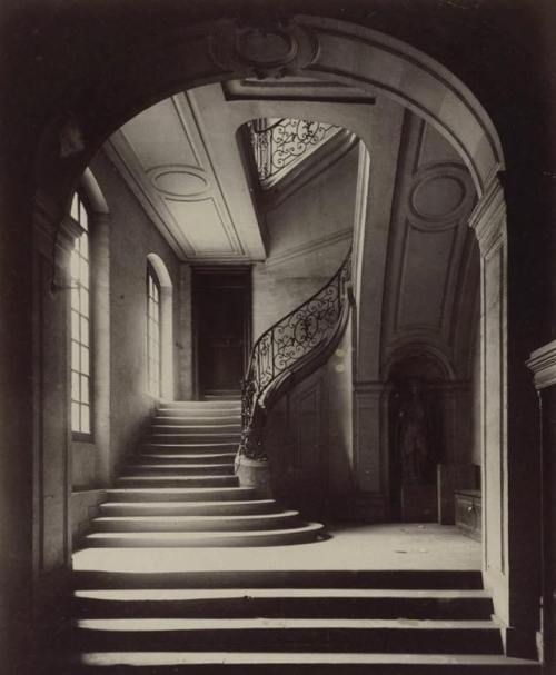 The staircase of the special hotel of the marquis de Lagrange in Paris. Eugène Atget, c. 1901.