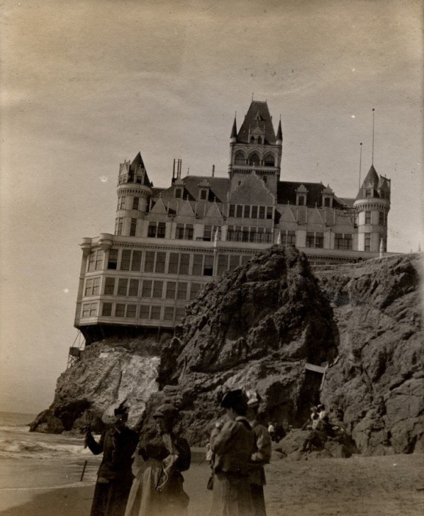 dreammason:  shitfuckingfuckshit:  Victorian Cliff House, San Francisco  I wish it
