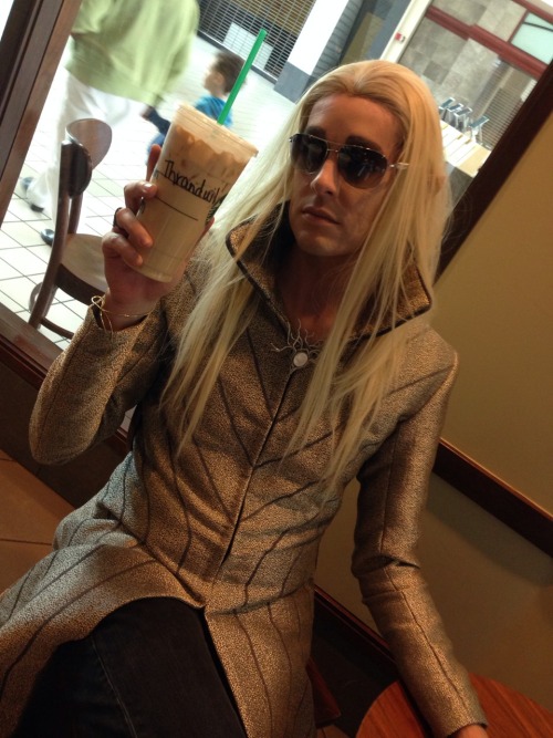 nashcon-castiel:thranduart:Elves at Starbucks. Word.Starbucks in style ;)