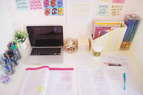 I woke up at 06:00 am and cleaned up my desk! I hope it looks this neat forever.