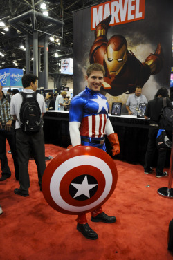 mjschryver:  Scott Herman as Captain America (3 of 4)Herman, at NYCC, working the Xbox 360 / Kinect booth (which featured a greenscreen photo op), promoting Marvel vs. Capcom 3: Fate of Two Worlds.Herman’s video diary about the experience is here.Herman