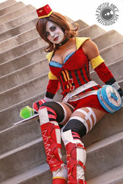 Moon Moxxi Cosplay: Would you like a Moxxtail?