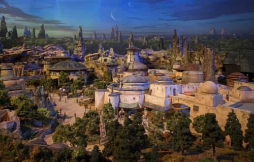 starwars:Oh, it’s… beautiful. The Disney Parks Star Wars-themed land model has been revealed at D23.