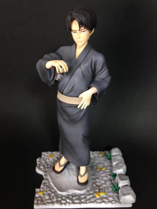 Preview of the figure version of LAWSON’s yukata-clad Levi! (Source 1, 2)The puzzle piece-like ground hints that there will be more to come!ETA: The other half is Eren!