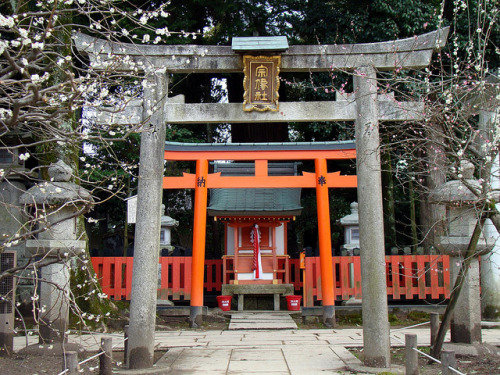japan-overload:  Kitano Tenman-gū Sub-Shrine by Rekishi no Tabi on Flickr. 