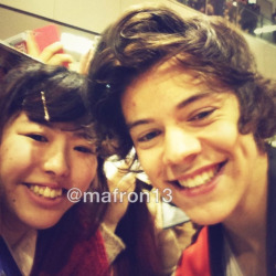 cheshiremalik:  Harry at Japan airport with a fan